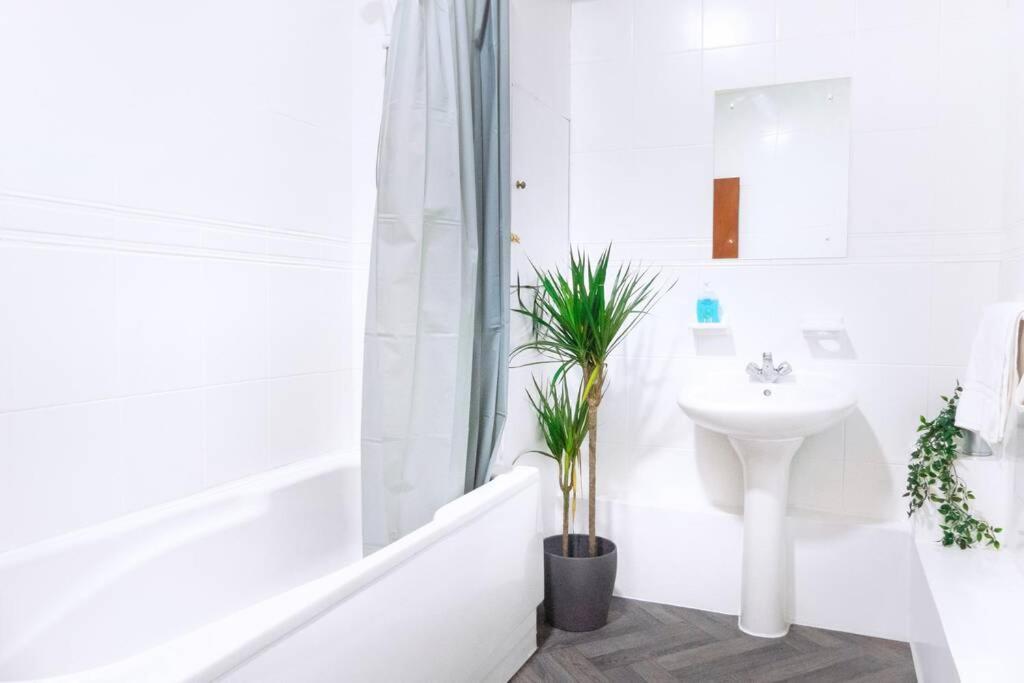 Apartment Up To 9 Close To Centre, Big Tv And Wifi Cardiff Zewnętrze zdjęcie
